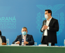 O governador Carlos Massa Ratinho Junior, o presidente do Tribunal de Justiça do Paraná, desembargador Adalberto Xisto Pereira, e o segundo vice-presidente, desembargador José Laurindo de Souza Netto formalizaram nesta quinta-feira (3) a criação do Cejus Casa Fácil e do Cejusc Fundiário, que vão atuar na mediação e conciliação de conflitos no Estado.