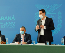 O governador Carlos Massa Ratinho Junior, o presidente do Tribunal de Justiça do Paraná, desembargador Adalberto Xisto Pereira, e o segundo vice-presidente, desembargador José Laurindo de Souza Netto formalizaram nesta quinta-feira (3) a criação do Cejus Casa Fácil e do Cejusc Fundiário, que vão atuar na mediação e conciliação de conflitos no Estado.