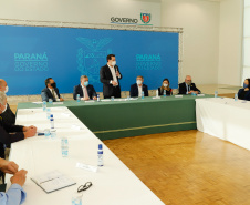 O governador Carlos Massa Ratinho Junior, o presidente do Tribunal de Justiça do Paraná, desembargador Adalberto Xisto Pereira, e o segundo vice-presidente, desembargador José Laurindo de Souza Netto formalizaram nesta quinta-feira (3) a criação do Cejus Casa Fácil e do Cejusc Fundiário, que vão atuar na mediação e conciliação de conflitos no Estado.