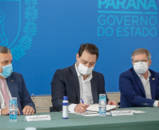 O governador Carlos Massa Ratinho Junior, o presidente do Tribunal de Justiça do Paraná, desembargador Adalberto Xisto Pereira, e o segundo vice-presidente, desembargador José Laurindo de Souza Netto formalizaram nesta quinta-feira (3) a criação do Cejus Casa Fácil e do Cejusc Fundiário, que vão atuar na mediação e conciliação de conflitos no Estado.foto Gilson Abreu/Aen