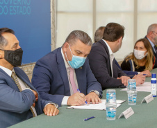 O governador Carlos Massa Ratinho Junior, o presidente do Tribunal de Justiça do Paraná, desembargador Adalberto Xisto Pereira, e o segundo vice-presidente, desembargador José Laurindo de Souza Netto formalizaram nesta quinta-feira (3) a criação do Cejus Casa Fácil e do Cejusc Fundiário, que vão atuar na mediação e conciliação de conflitos no Estado.foto Gilson Abreu/Aen