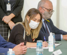 O governador Carlos Massa Ratinho Junior, o presidente do Tribunal de Justiça do Paraná, desembargador Adalberto Xisto Pereira, e o segundo vice-presidente, desembargador José Laurindo de Souza Netto formalizaram nesta quinta-feira (3) a criação do Cejus Casa Fácil e do Cejusc Fundiário, que vão atuar na mediação e conciliação de conflitos no Estado.foto Gilson Abreu/Aen