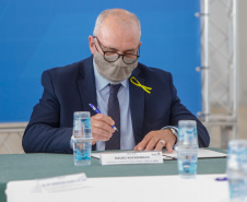 O governador Carlos Massa Ratinho Junior, o presidente do Tribunal de Justiça do Paraná, desembargador Adalberto Xisto Pereira, e o segundo vice-presidente, desembargador José Laurindo de Souza Netto formalizaram nesta quinta-feira (3) a criação do Cejus Casa Fácil e do Cejusc Fundiário, que vão atuar na mediação e conciliação de conflitos no Estado.foto Gilson Abreu/Aen