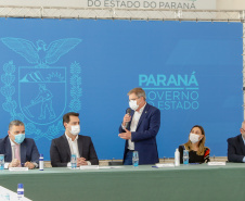 O governador Carlos Massa Ratinho Junior, o presidente do Tribunal de Justiça do Paraná, desembargador Adalberto Xisto Pereira, e o segundo vice-presidente, desembargador José Laurindo de Souza Netto formalizaram nesta quinta-feira (3) a criação do Cejus Casa Fácil e do Cejusc Fundiário, que vão atuar na mediação e conciliação de conflitos no Estado.foto Gilson Abreu/Aen