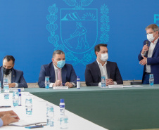 O governador Carlos Massa Ratinho Junior, o presidente do Tribunal de Justiça do Paraná, desembargador Adalberto Xisto Pereira, e o segundo vice-presidente, desembargador José Laurindo de Souza Netto formalizaram nesta quinta-feira (3) a criação do Cejus Casa Fácil e do Cejusc Fundiário, que vão atuar na mediação e conciliação de conflitos no Estado.foto Gilson Abreu/Aen