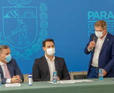 O governador Carlos Massa Ratinho Junior, o presidente do Tribunal de Justiça do Paraná, desembargador Adalberto Xisto Pereira, e o segundo vice-presidente, desembargador José Laurindo de Souza Netto formalizaram nesta quinta-feira (3) a criação do Cejus Casa Fácil e do Cejusc Fundiário, que vão atuar na mediação e conciliação de conflitos no Estado.foto Gilson Abreu/Aen