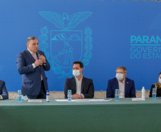 O governador Carlos Massa Ratinho Junior, o presidente do Tribunal de Justiça do Paraná, desembargador Adalberto Xisto Pereira, e o segundo vice-presidente, desembargador José Laurindo de Souza Netto formalizaram nesta quinta-feira (3) a criação do Cejus Casa Fácil e do Cejusc Fundiário, que vão atuar na mediação e conciliação de conflitos no Estado.foto Gilson Abreu/Aen
