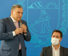 O governador Carlos Massa Ratinho Junior, o presidente do Tribunal de Justiça do Paraná, desembargador Adalberto Xisto Pereira, e o segundo vice-presidente, desembargador José Laurindo de Souza Netto formalizaram nesta quinta-feira (3) a criação do Cejus Casa Fácil e do Cejusc Fundiário, que vão atuar na mediação e conciliação de conflitos no Estado.foto Gilson Abreu/Aen