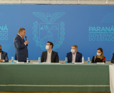 O governador Carlos Massa Ratinho Junior, o presidente do Tribunal de Justiça do Paraná, desembargador Adalberto Xisto Pereira, e o segundo vice-presidente, desembargador José Laurindo de Souza Netto formalizaram nesta quinta-feira (3) a criação do Cejus Casa Fácil e do Cejusc Fundiário, que vão atuar na mediação e conciliação de conflitos no Estado.foto Gilson Abreu/Aen