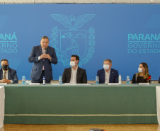 O governador Carlos Massa Ratinho Junior, o presidente do Tribunal de Justiça do Paraná, desembargador Adalberto Xisto Pereira, e o segundo vice-presidente, desembargador José Laurindo de Souza Netto formalizaram nesta quinta-feira (3) a criação do Cejus Casa Fácil e do Cejusc Fundiário, que vão atuar na mediação e conciliação de conflitos no Estado.foto Gilson Abreu/Aen