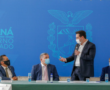 O governador Carlos Massa Ratinho Junior, o presidente do Tribunal de Justiça do Paraná, desembargador Adalberto Xisto Pereira, e o segundo vice-presidente, desembargador José Laurindo de Souza Netto formalizaram nesta quinta-feira (3) a criação do Cejus Casa Fácil e do Cejusc Fundiário, que vão atuar na mediação e conciliação de conflitos no Estado.foto Gilson Abreu/Aen