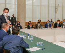 O governador Carlos Massa Ratinho Junior, o presidente do Tribunal de Justiça do Paraná, desembargador Adalberto Xisto Pereira, e o segundo vice-presidente, desembargador José Laurindo de Souza Netto formalizaram nesta quinta-feira (3) a criação do Cejus Casa Fácil e do Cejusc Fundiário, que vão atuar na mediação e conciliação de conflitos no Estado.foto Gilson Abreu/Aen