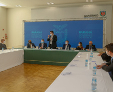 O governador Carlos Massa Ratinho Junior, o presidente do Tribunal de Justiça do Paraná, desembargador Adalberto Xisto Pereira, e o segundo vice-presidente, desembargador José Laurindo de Souza Netto formalizaram nesta quinta-feira (3) a criação do Cejus Casa Fácil e do Cejusc Fundiário, que vão atuar na mediação e conciliação de conflitos no Estado.foto Gilson Abreu/Aen