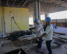 Obras do novo Terminal Rodoviário de Umuarama, que está situada na Avenida Romeu Zolim, no Parque Residencial Interlagos.  A nova rodoviária terá 7.599 m² de área construída, calçadas, boxes e demais instalações, além de ampla área externa para circulação, plataformas, estacionamento, jardins e áreas de passeio, banheiros, sala de administração, obras de acessibilidade e acessos facilitados para entrada e saída dos usuários. -  05/08/2020 -  Foto: Geraldo Bubniak/AEN