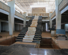 Obras do novo Terminal Rodoviário de Umuarama, que está situada na Avenida Romeu Zolim, no Parque Residencial Interlagos.  A nova rodoviária terá 7.599 m² de área construída, calçadas, boxes e demais instalações, além de ampla área externa para circulação, plataformas, estacionamento, jardins e áreas de passeio, banheiros, sala de administração, obras de acessibilidade e acessos facilitados para entrada e saída dos usuários. -  05/08/2020 -  Foto: Geraldo Bubniak/AEN