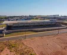 Obras do novo Terminal Rodoviário de Umuarama, que está situada na Avenida Romeu Zolim, no Parque Residencial Interlagos.  A nova rodoviária terá 7.599 m² de área construída, calçadas, boxes e demais instalações, além de ampla área externa para circulação, plataformas, estacionamento, jardins e áreas de passeio, banheiros, sala de administração, obras de acessibilidade e acessos facilitados para entrada e saída dos usuários. -  05/08/2020 -  Foto: Geraldo Bubniak/AEN