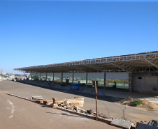 Obras do novo Terminal Rodoviário de Umuarama, que está situada na Avenida Romeu Zolim, no Parque Residencial Interlagos.  A nova rodoviária terá 7.599 m² de área construída, calçadas, boxes e demais instalações, além de ampla área externa para circulação, plataformas, estacionamento, jardins e áreas de passeio, banheiros, sala de administração, obras de acessibilidade e acessos facilitados para entrada e saída dos usuários. -  05/08/2020 -  Foto: Geraldo Bubniak/AEN
