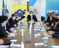 O governador Carlos Massa Ratinho Junior assinou nesta quarta-feira (9) o contrato do financiamento de R$ 1,6 bilhão que o Governo do Paraná captou com o Banco do Brasil e a Caixa Econômica Federal.