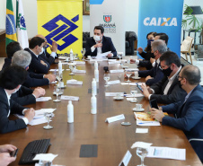 O governador Carlos Massa Ratinho Junior assinou nesta quarta-feira (9) o contrato do financiamento de R$ 1,6 bilhão que o Governo do Paraná captou com o Banco do Brasil e a Caixa Econômica Federal.