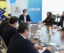 O governador Carlos Massa Ratinho Junior assinou nesta quarta-feira (9) o contrato do financiamento de R$ 1,6 bilhão que o Governo do Paraná captou com o Banco do Brasil e a Caixa Econômica Federal.