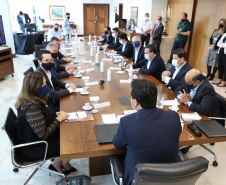 O governador Carlos Massa Ratinho Junior assinou nesta quarta-feira (9) o contrato do financiamento de R$ 1,6 bilhão que o Governo do Paraná captou com o Banco do Brasil e a Caixa Econômica Federal.