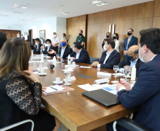O governador Carlos Massa Ratinho Junior assinou nesta quarta-feira (9) o contrato do financiamento de R$ 1,6 bilhão que o Governo do Paraná captou com o Banco do Brasil e a Caixa Econômica Federal.