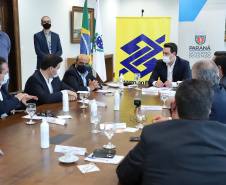 O governador Carlos Massa Ratinho Junior assinou nesta quarta-feira (9) o contrato do financiamento de R$ 1,6 bilhão que o Governo do Paraná captou com o Banco do Brasil e a Caixa Econômica Federal.