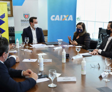 O governador Carlos Massa Ratinho Junior assinou nesta quarta-feira (9) o contrato do financiamento de R$ 1,6 bilhão que o Governo do Paraná captou com o Banco do Brasil e a Caixa Econômica Federal.