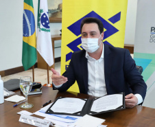 O governador Carlos Massa Ratinho Junior assinou nesta quarta-feira (9) o contrato do financiamento de R$ 1,6 bilhão que o Governo do Paraná captou com o Banco do Brasil e a Caixa Econômica Federal.