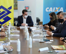 O governador Carlos Massa Ratinho Junior assinou nesta quarta-feira (9) o contrato do financiamento de R$ 1,6 bilhão que o Governo do Paraná captou com o Banco do Brasil e a Caixa Econômica Federal.