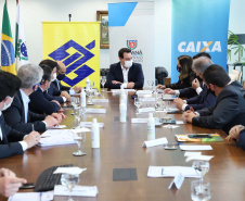 O governador Carlos Massa Ratinho Junior assinou nesta quarta-feira (9) o contrato do financiamento de R$ 1,6 bilhão que o Governo do Paraná captou com o Banco do Brasil e a Caixa Econômica Federal.