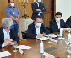 O governador Carlos Massa Ratinho Junior assinou nesta quarta-feira (9) o contrato do financiamento de R$ 1,6 bilhão que o Governo do Paraná captou com o Banco do Brasil e a Caixa Econômica Federal.