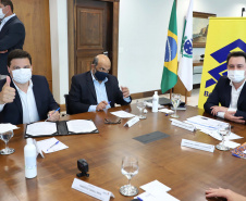 O governador Carlos Massa Ratinho Junior assinou nesta quarta-feira (9) o contrato do financiamento de R$ 1,6 bilhão que o Governo do Paraná captou com o Banco do Brasil e a Caixa Econômica Federal.