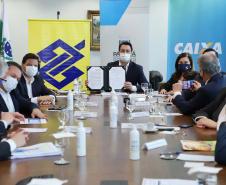 O governador Carlos Massa Ratinho Junior assinou nesta quarta-feira (9) o contrato do financiamento de R$ 1,6 bilhão que o Governo do Paraná captou com o Banco do Brasil e a Caixa Econômica Federal.