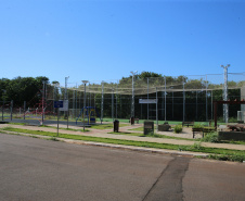 Meu Campinho em Maringa. O espaço tem um campo de futebol de grama sintética, playground com piso emborrachado e com iluminação, bicicletários, bebedouro, mesas de jogos, floreiras e lixeiras -  04/08/2020 -  Foto: Geraldo Bubniak/AEN