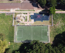 Meu Campinho em Maringa. O espaço tem um campo de futebol de grama sintética, playground com piso emborrachado e com iluminação, bicicletários, bebedouro, mesas de jogos, floreiras e lixeiras -  04/08/2020 -  Foto: Geraldo Bubniak/AEN
