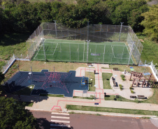 Meu Campinho em Maringa. O espaço tem um campo de futebol de grama sintética, playground com piso emborrachado e com iluminação, bicicletários, bebedouro, mesas de jogos, floreiras e lixeiras -  04/08/2020 -  Foto: Geraldo Bubniak/AEN