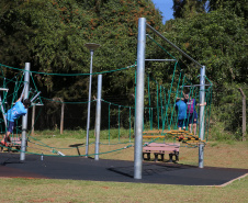Meu Campinho em Maringa. O espaço tem um campo de futebol de grama sintética, playground com piso emborrachado e com iluminação, bicicletários, bebedouro, mesas de jogos, floreiras e lixeiras -  04/08/2020 -  Foto: Geraldo Bubniak/AEN