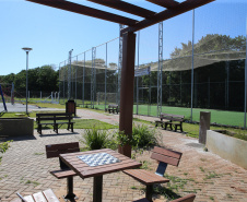 Meu Campinho em Maringa. O espaço tem um campo de futebol de grama sintética, playground com piso emborrachado e com iluminação, bicicletários, bebedouro, mesas de jogos, floreiras e lixeiras -  04/08/2020 -  Foto: Geraldo Bubniak/AEN