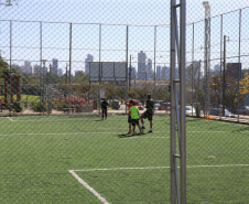 Meu Campinho em Maringa. O espaço tem um campo de futebol de grama sintética, playground com piso emborrachado e com iluminação, bicicletários, bebedouro, mesas de jogos, floreiras e lixeiras -  04/08/2020 -  Foto: Geraldo Bubniak/AEN