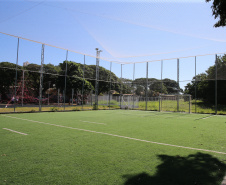 Meu Campinho em Maringa. O espaço tem um campo de futebol de grama sintética, playground com piso emborrachado e com iluminação, bicicletários, bebedouro, mesas de jogos, floreiras e lixeiras -  04/08/2020 -  Foto: Geraldo Bubniak/AEN