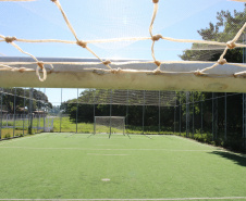 Meu Campinho em Maringa. O espaço tem um campo de futebol de grama sintética, playground com piso emborrachado e com iluminação, bicicletários, bebedouro, mesas de jogos, floreiras e lixeiras -  04/08/2020 -  Foto: Geraldo Bubniak/AEN