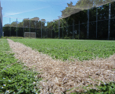 Meu Campinho em Maringa. O espaço tem um campo de futebol de grama sintética, playground com piso emborrachado e com iluminação, bicicletários, bebedouro, mesas de jogos, floreiras e lixeiras -  04/08/2020 -  Foto: Geraldo Bubniak/AEN