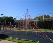Meu Campinho em Maringa. O espaço tem um campo de futebol de grama sintética, playground com piso emborrachado e com iluminação, bicicletários, bebedouro, mesas de jogos, floreiras e lixeiras -  04/08/2020 -  Foto: Geraldo Bubniak/AEN