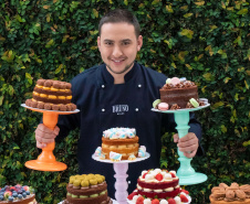 Bruno mora há 12 anos em Curitiba e é especialista em Naked Cakes — bolos que não possuem cobertura, deixando visíveis as camadas de massa e recheio. “Com a pandemia a demanda dobrou. Ainda bem que o crédito me ajudou a estar preparado para atender”, relata Bruno. Foto:Bruno Fagundes/Arquivo pessoal