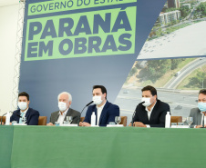 O governador Carlos Massa Ratinho Junior anunciou nesta quarta-feira (16) um programa de obras de infraestrutura que soma R$ 4 bilhões. Os projetos envolvem melhorias e modernização de rodovias, estradas rurais em todas as regiões do Paraná, além de um grande investimento no Litoral do Estado e na segurança pública.