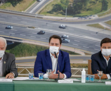 O governador Carlos Massa Ratinho Junior anunciou nesta quarta-feira (16) um programa de obras de infraestrutura que soma R$ 4 bilhões. Os projetos envolvem melhorias e modernização de rodovias, estradas rurais em todas as regiões do Paraná, além de um grande investimento no Litoral do Estado e na segurança pública.Foto Gilson Abreu/AEN