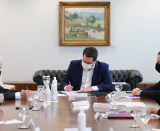 O Governador Carlos Massa Ratinho Junior assina, nesta segunda-feira (21), convenio com a Fundação O Boticário representada pelo CEO do Grupo,  Artur Grynbaum.  Curitiba, 21/09/2020. Foto: Geraldo Bubniak/AEN