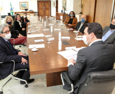 O governador Carlos Massa Ratinho Junior assinou nesta terça-feira (22), no Palácio Iguaçu, a ordem de serviço para as obras de ampliação da estrutura de atendimento do Hospital São Vicente, em Curitiba. Serão investidos R$ 2,3 milhões para a reforma e construção de um novo espaço em um imóvel localizado na Rua Brigadeiro Franco, cedido ao centro médico pelo Instituto Brasileiro do Meio Ambiente e dos Recursos Naturais Renováveis (Ibama)..Foto: Ari dias/AEN.