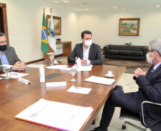 O governador Carlos Massa Ratinho Junior assinou nesta terça-feira (22), no Palácio Iguaçu, a ordem de serviço para as obras de ampliação da estrutura de atendimento do Hospital São Vicente, em Curitiba. Serão investidos R$ 2,3 milhões para a reforma e construção de um novo espaço em um imóvel localizado na Rua Brigadeiro Franco, cedido ao centro médico pelo Instituto Brasileiro do Meio Ambiente e dos Recursos Naturais Renováveis (Ibama)..Foto: Ari dias/AEN.